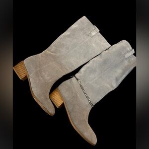 TWIGGY LONDON GRAY SUEDE SLIP ON BOOTS. EXCELLENT CONDITION 8.5 MED